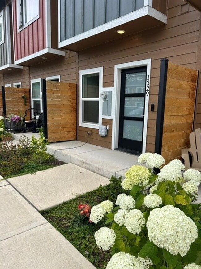 Building Photo - Windergreen Townhome