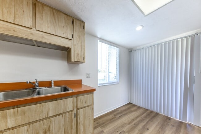 Building Photo - DRASTIC PRICE DROP!!  PRIME LOCATION