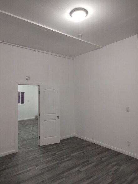 Building Photo - 307 E 81st St