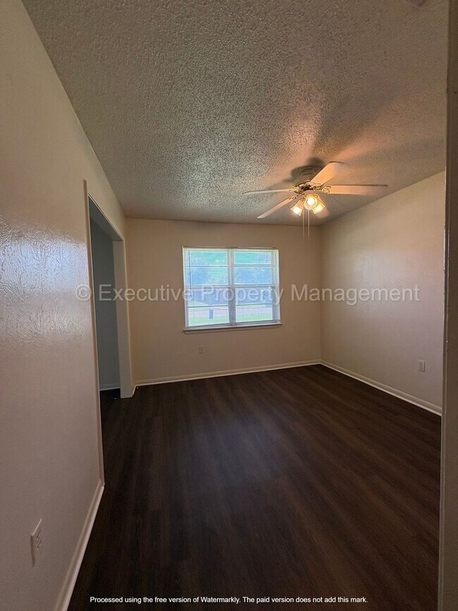 Building Photo - 616 Cedar Dr