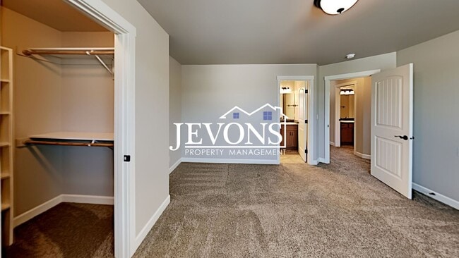 Building Photo - Spacious duplex with master bedroom, backy...