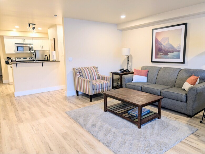 Building Photo - 322 W Woodin Ave