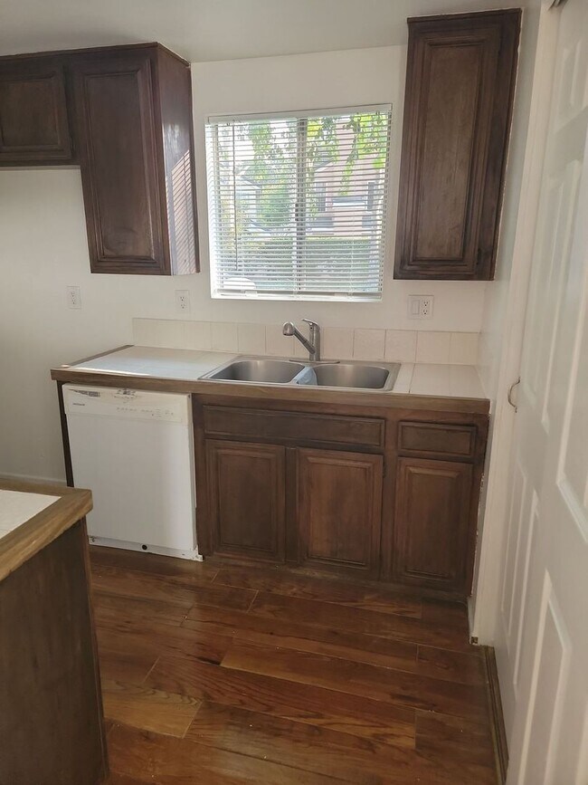 Building Photo - WOW - FRONT, SINGLE STORY CONDOMINIUM HOME