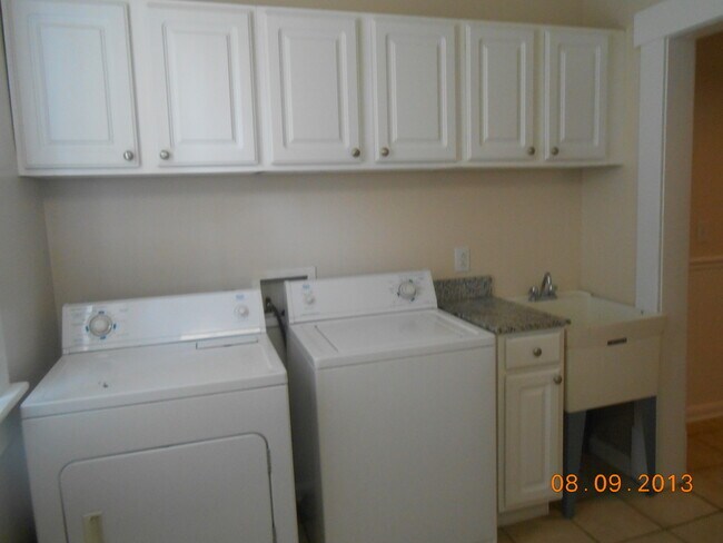 Building Photo - 166-168-168 E 11th Ave