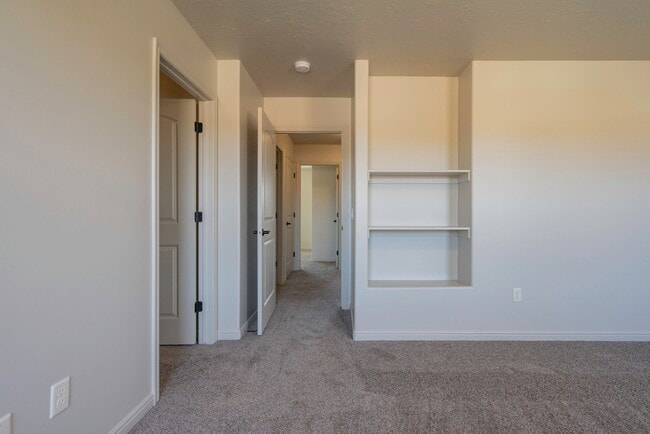 Building Photo - Townhome available in Millcreek Springs with a community pool!