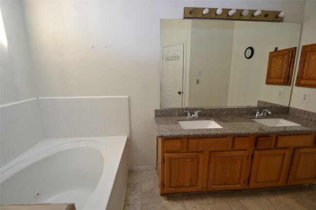 Building Photo - 12410 Meadow Briar Dr