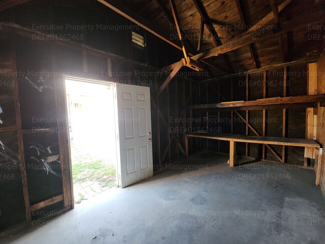 Building Photo - Move in ready. 3 bedrooms/ 1.5 bath, yard,...