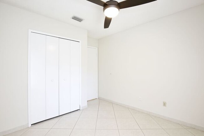 Building Photo - Beautiful 3/2 Spacious Home with a 2 Car G...