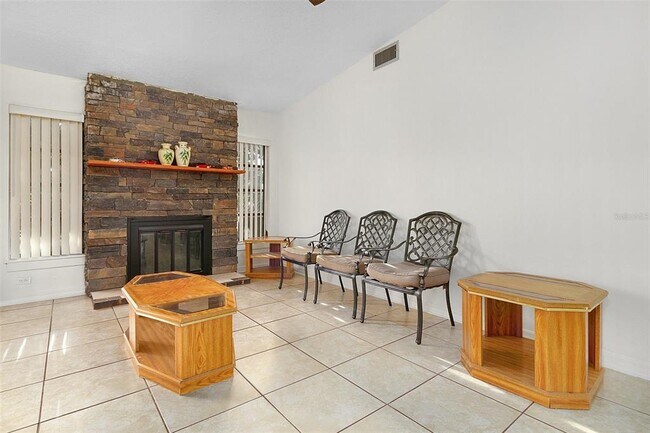 Building Photo - 712 E Flag Way