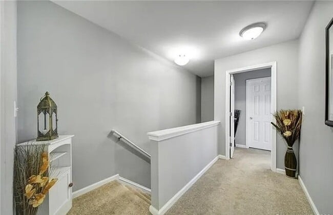 Building Photo - Townhome
