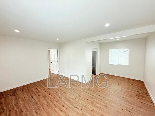 Primary Photo - 2304 N Frederic St