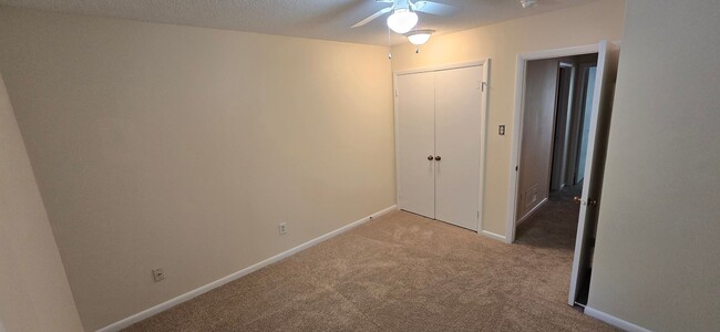 Building Photo - Townhome convenient to shopping and schools
