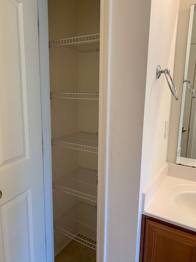 Building Photo - 128 Clusters Cir
