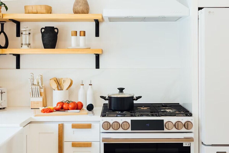 Building Photo - 4883 Hillside Dr