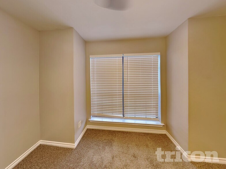 Building Photo - 2124 Glenn Ln