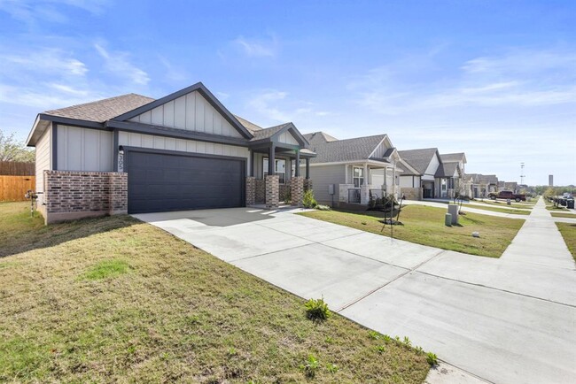 Building Photo - 305 Brooks Ranch Dr