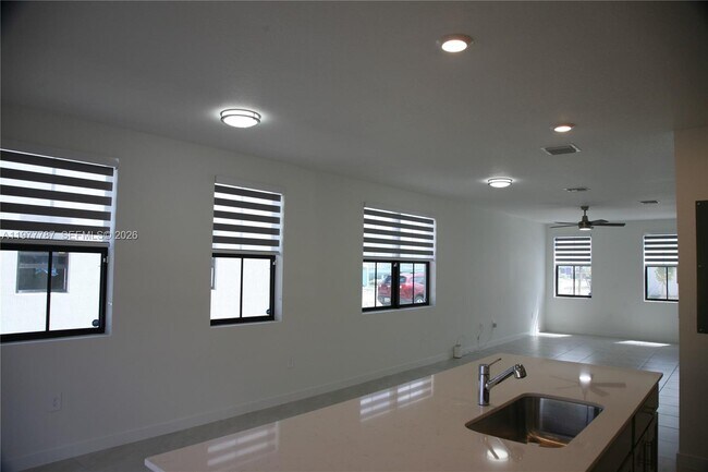 Building Photo - 371 NE 16th St