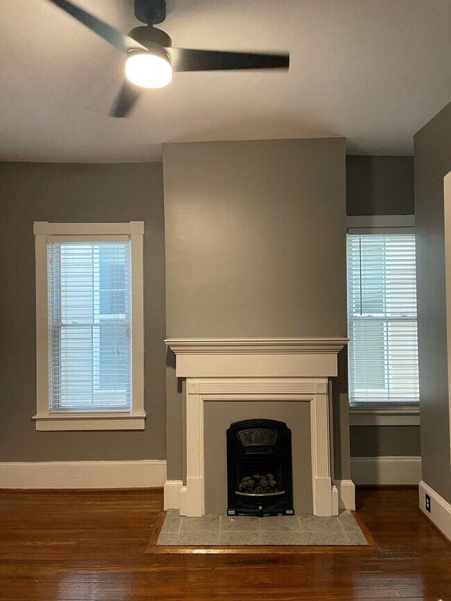 Building Photo - WALK TO STARLAND! APPLICATION PENDING