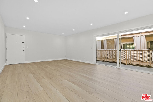 Building Photo - 330 E Dryden St