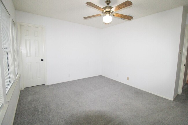 Building Photo - 14018 N Hills Village Dr