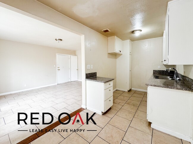 Building Photo - Welcoming One Bedroom with Stunning Tile F...