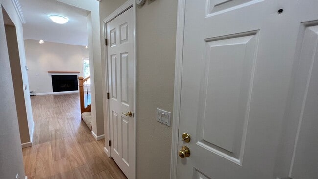Building Photo - Lovely 2 Bedroom Townhouse Condo W/Garage - Corner Lot - Call Today!