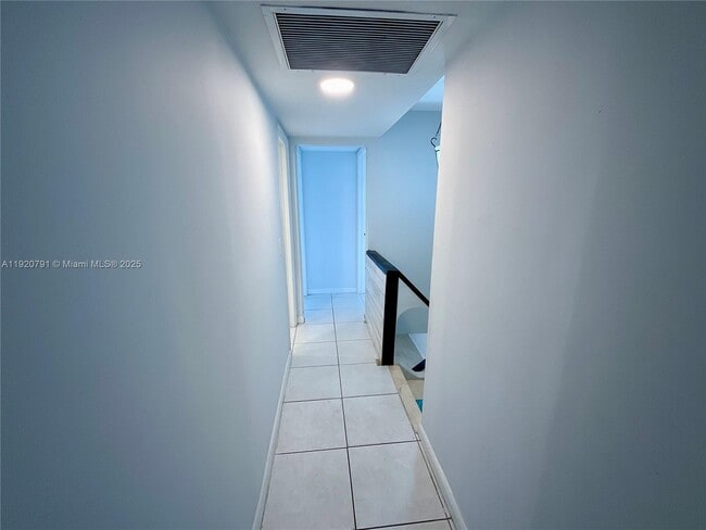 Building Photo - 936 W 79th Pl