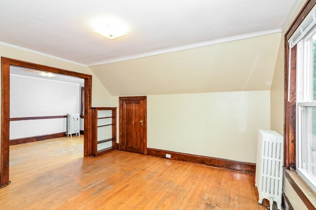 Building Photo - 509 6th St SE