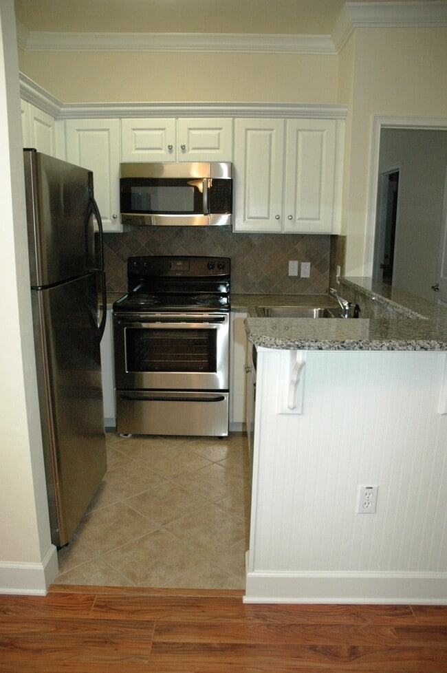 Building Photo - Available Fall 2026! Cottage Style 2 Bed/2...