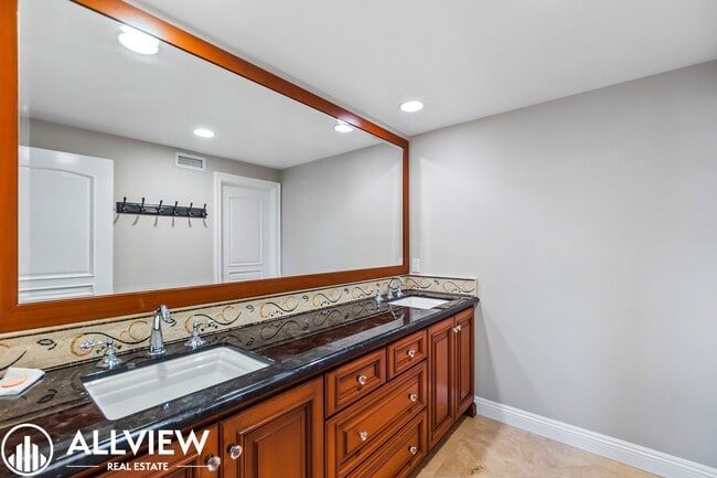 Building Photo - Rare 5 bed/3 bath home located in the high...