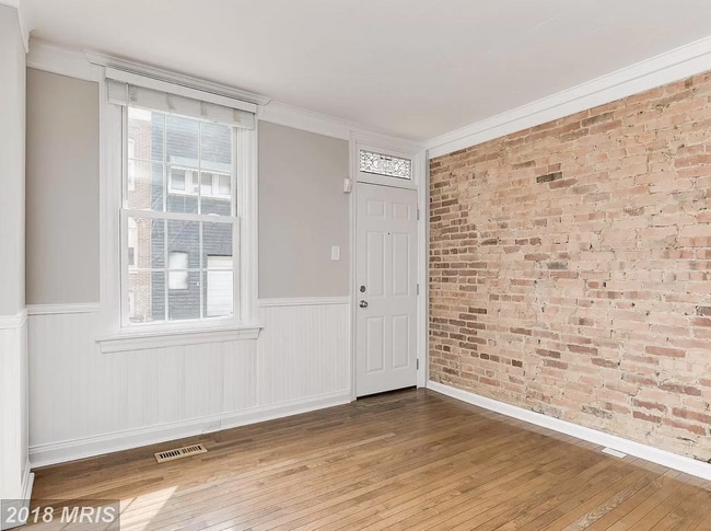 living room - 1406 Haubert St