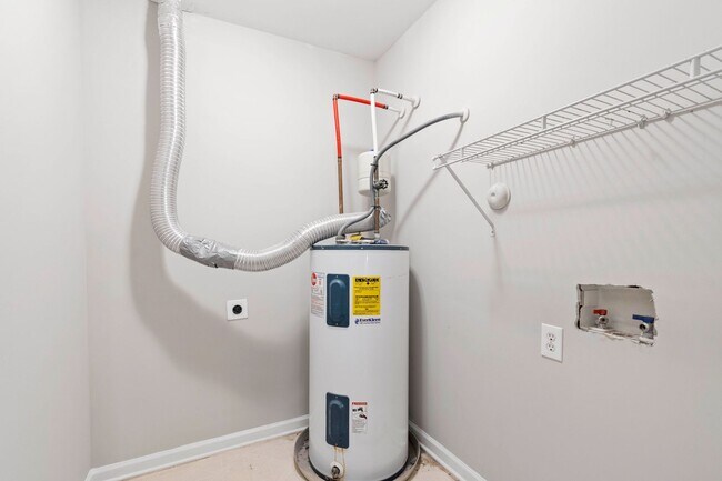 Building Photo - Gorgeous 3BR Townhome with Fresh Updates i...