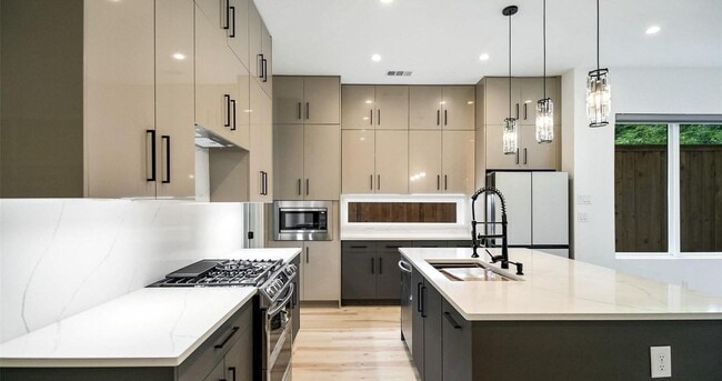 Building Photo - 2318 Arroyo Ave