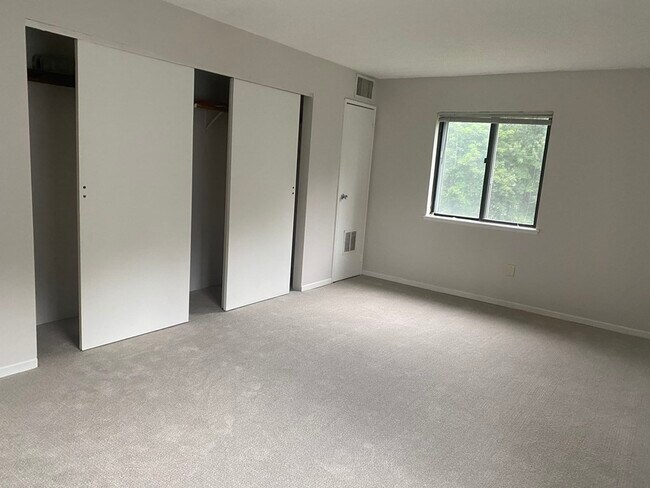 Building Photo - 6 Village Way