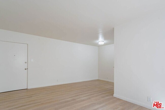 Building Photo - 758 N Hudson Ave