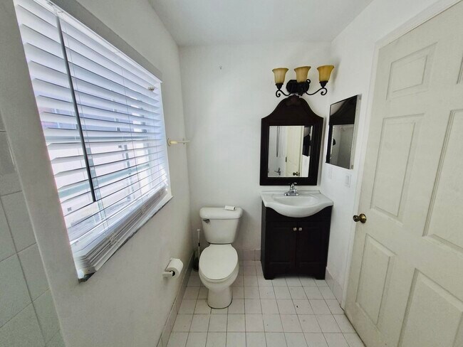 Building Photo - 7093 Middlebury Dr