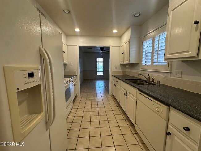 Building Photo - 724 Espada Dr