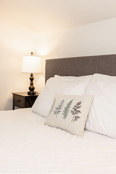 Building Photo - 1354 Broadway-SI ID1056136P