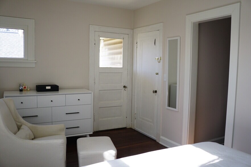 Building Photo - 10010 Burton Ave