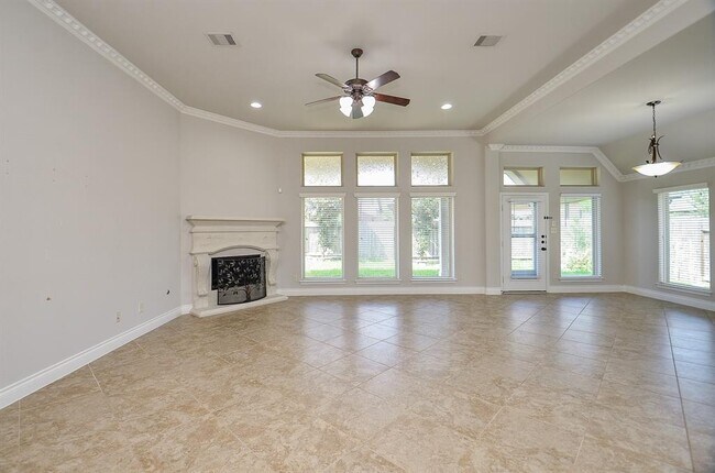 Building Photo - 27011 Cliff Pointe Ln