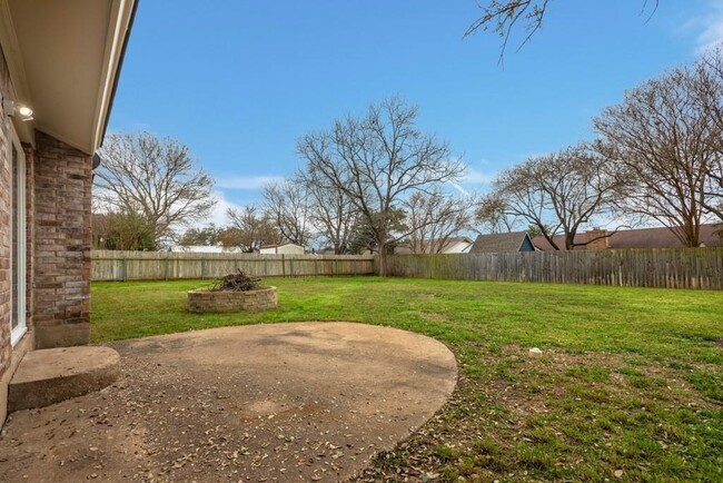 Building Photo - 2503 Versailles Dr