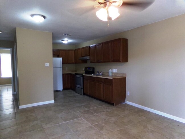 Building Photo - 519 Lenora Dr