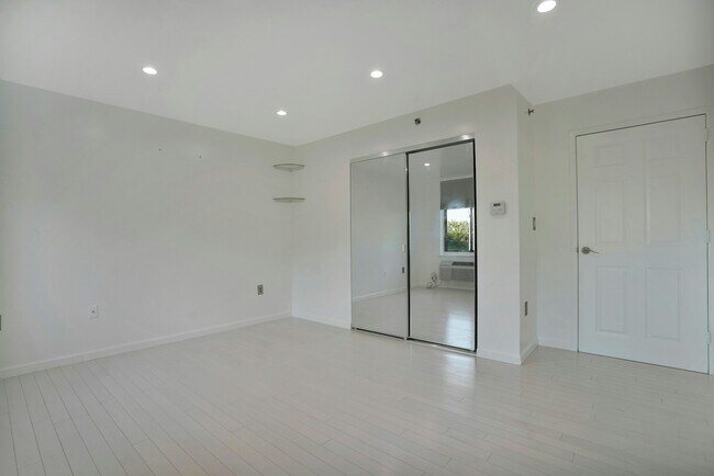 Building Photo - 100 Old Palisade Rd