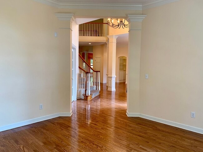 Building Photo - AMAZING Luxurious Residence, Near Educational Facilities, With Upscale Amenities!