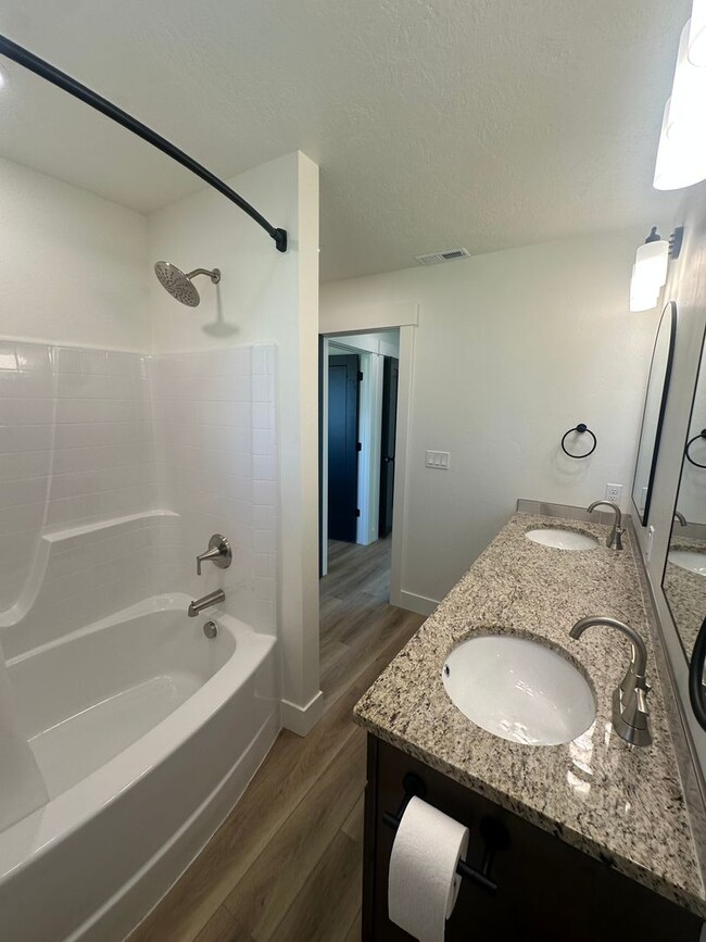 Building Photo - Style and Class....2 Bedroom, 1 bath , 1 C...