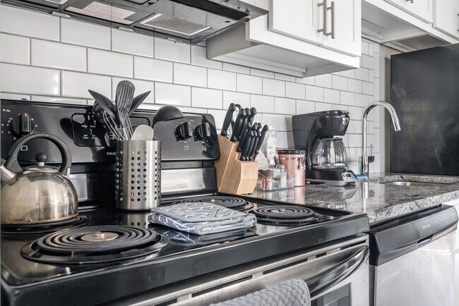 Building Photo - 615 N East St