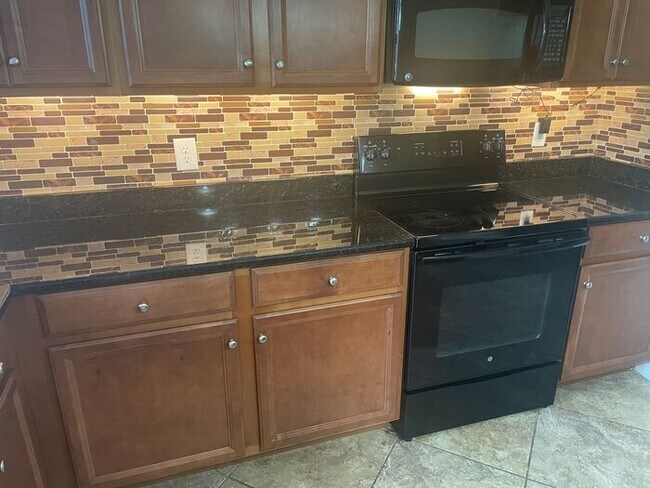 Building Photo - Large 3 Bedroom/2.5 Bath/Bonus/Florida Room