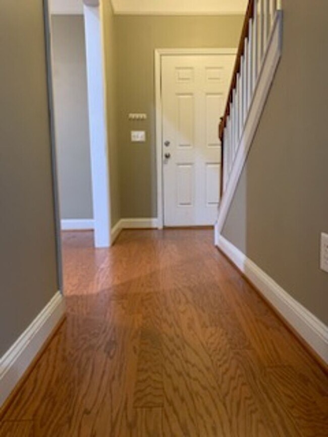 Building Photo - Charming 2 Bedroom, 2.5 Bath Townhouse Available in Hampton Forest!
