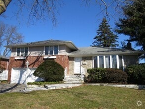 Building Photo - Large Split Level