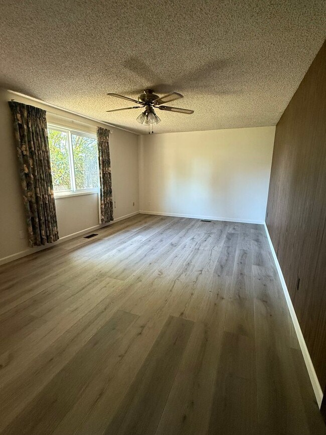 Building Photo - Stunning Pet Friendly Three Bedroom Corval...